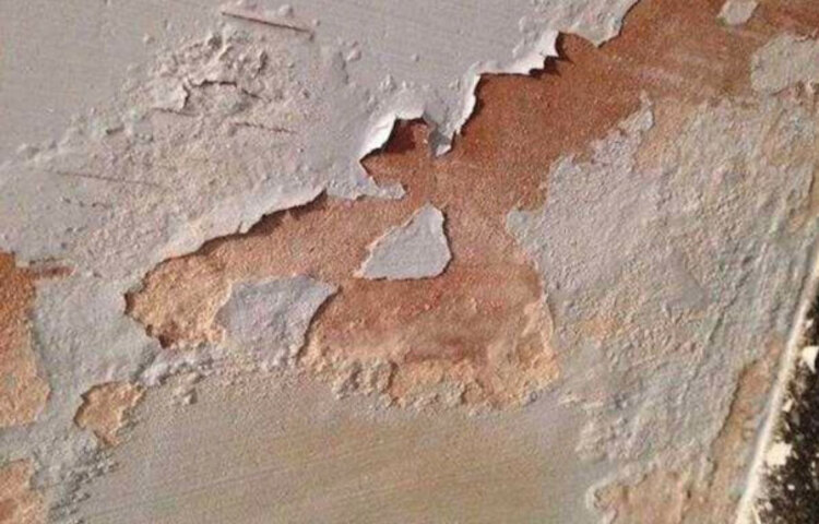 দ্বিতীয়ত পানি নিরোধক আচ্ছাদন সংযোজনের মাধ্যমেও রোধ করা যায়। বিটুমিন শিট, প্লাস্টিক শিট, মেটাল শিটের মাধ্যমে পানি প্রতিরোধী একটি স্তর গড়ে তোলা হয়।