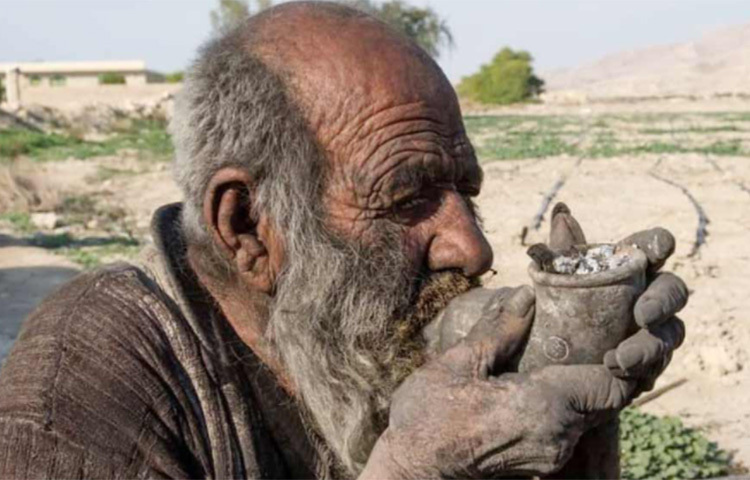 হাজির খাবারদাবারে হামেশাই মৃত পশুপ্রাণীর পচা মাংস থাকে। বিশেষ করে সজারুর মাংস বেশ জমিয়ে খান তিনি। আর নেশা বলতে ধূমপান। তবে তামাক খেতে একেবারেই পচ্ছন্দ করেন না। বরং পশুর মল শুকিয়ে ফুটিফাটা পাইপে ঢুকিয়ে ধূমপান করেন। ছবি: সংগৃহীত