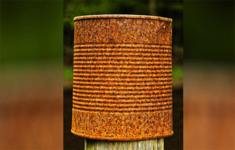 গোসলের পানিতে ভয় থাকতে পারে। তবে ভাববেন না, পানি পান করেন না হাজি! মরচেধরা টিনের ক্যান থেকে প্রতি দিন পাঁচ লিটার পানি ঢক ঢক করে গিলে ফেলেন তিনি। ছবি: সংগৃহীত