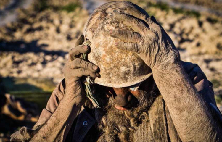 সাজপোশাকেও স্বতন্ত্র হাজি। যেন যুদ্ধে যাচ্ছেন, এমন হেলমেট মাথায়। তবে যুদ্ধে নয়, ঠান্ডার হাত থেকে বাঁচতেই এমন সাজ। ছবি: সংগৃহীত