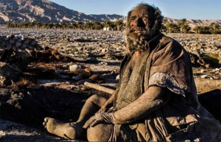 ইরানের এক বৃদ্ধ টানা ৬৭ বছর ধরে গোসলের পানি গায়ে ঢালেননি। সে দেশের সংবাদমাধ্যমে তার এমন খবরে অনেকের বিস্মিত হয়েছেন। কেউ কেউ বলছেন এই বৃদ্ধই বিশ্বের সবচেয়ে ‘নোংরা, অপরিষ্কার’ ব্যক্তি। ছবি: সংগৃহীত