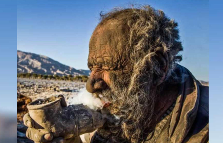 ‘তেহরান টাইমস’ নামে ইরানের একটি দৈনিক সংবাদপত্রের দাবি, কেরমানশাহ প্রদেশের দেজগাহ গ্রামের বাসিন্দা আমো হাজি গোসলখানায় ঢোকেননি প্রায় সাত দশক। ছবি: সংগৃহীত