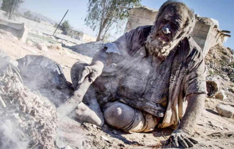 কেন গোসলখানায় ঢুকে আর পাঁচটা মানুষের মতো গোসল করেন না তিনি এ নিয়ে মানুষের মাঝে রয়েছে অনেক কৌতুহল। গায়ে ধুলোবালি, কাদামাথা ৮৭ বছরের হাজির স্বীকারোক্তি, ‘পানি দেখলে ভয় হয়। মনে হয় গোসল করলেই অসুস্থ হয়ে পড়ব!’ ছবি: সংগৃহীত