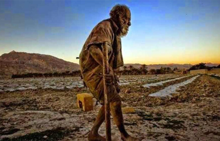 বছরের পর বছর ধরে গোসল না করা এই বৃদ্ধ সুস্থ রয়েছেন বলে ইরানের সংবাদমাধ্যম দাবি করেছে। তবে গায়ে মাথায় নিয়মিত সাবান-শ্যাম্পুর ঘষামাজা না হওয়ায় একটু অন্য রকমের ‘রূপ’ হয়েছে তার। ছবি: সংগৃহীত