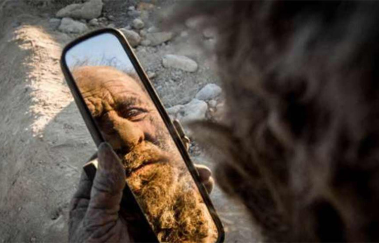 গোঁফদাড়ি বড় হলে নাপিতের কাছে যান না এই বৃদ্ধ। বরং আগুন জ্বালিয়ে তাতে মুখটা এগিয়ে দেন। মানে পুড়ে ফেলেন। ছবি: সংগৃহীত