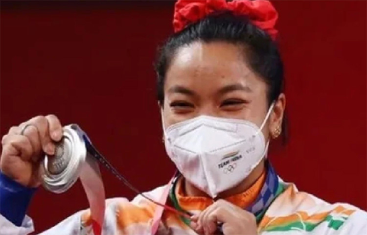 ২১ বছর পর আবার অলিম্পিকে কোনো ভারতীয় ভারোত্তোলক আবার পদক জিতলেন। ২০০০ সালে সিডনি অলিম্পিকে ব্রোঞ্জ পেয়েছিলেন কর্নম মালেশ্বরী। ২০২১ সালে টোকিও অলিম্পিকে রুপা জিতলেন মীরাবাঈ চানু। ছবি: সংগৃহীত