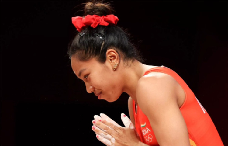 ৪৯ কেজি বিভাগে রুপা জিতেছেন ভারতের মণিপুরের নংপক কাকচিং গ্রামের মেয়ে মীরাবাঈ। ছবি: সংগৃহীত