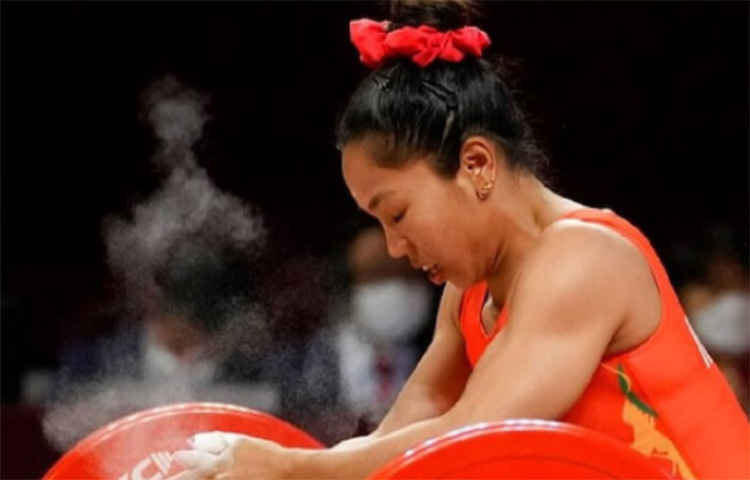 মণিপুরের ভারোত্তোলক মীরাবাঈকে এখন ভারতে তুমুল আলোচনা হচ্ছে  । মীরাবাঈ বলছিলেন, রিও অলিম্পিকের ব্যর্থতার পর খুব মনমরা হয়েছিলাম। তবে রিওর ব্যর্থতাই টোকিওর সাফল্যের কারণ। রিওর ব্যর্থতার পর বুঝতে পেরেছিলাম আমাকে কী করতে হবে। কোন ভুলগুলো শোধরাতে হবে। নিজেকে নতুন করে গড়েছিলাম। ছবি: সংগৃহীত