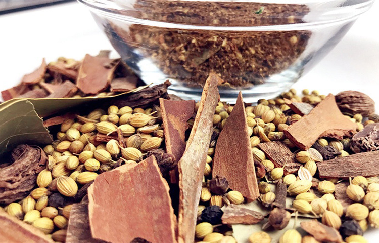 তুলসী, আদা, গোলমরিচ, লবঙ্গ: শীতকালে সর্দি-কাশি প্রতিরোধ করতে পারে এমন বেশ কিছু উপকরণ রয়েছে। যেমন, তুলসী, আদা, গোলমরিচ, লবঙ্গ ও রসুন এগুলো খালি পেটে খেতে হবে। ছবি: সংগৃহীত