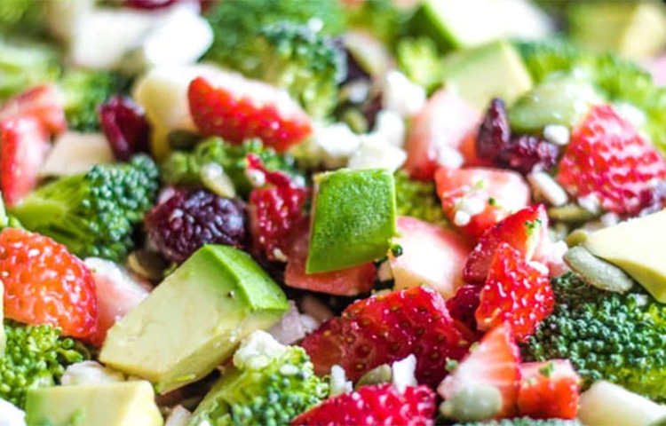 আরও খেতে হবে ভিটামিন সি সম্বৃদ্ধ খাবার। ভিটামিন সি ইমিউনিটি বাড়ানোর সবচেয়ে ভালো উৎস। করোনায় আক্রান্ত হলে অবশ্যই লেবু জাতীয় ফল, সবুজ শাক-সবজি, পেয়ারা, কিউই, ব্রকোলি, স্ট্রবেরি, পেঁপে খাওয়া উচিত। ছবি: সংগৃহীত