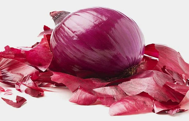 চুল বৃদ্ধি: পেঁয়াজের খোসা আপনার চুলের বৃদ্ধিতে সাহায্য করতে পারে। পানিতে এই খোসা সিদ্ধ করে নিন, সেই পানি দিয়ে চুল ধুয়ে ফেললে এতে চুল দ্রুত বেড়ে ওঠে এবং মাথার খুশকির সমস্যাও দূর হয়। আসলে পেঁয়াজ এবং এর খোসায় প্রচুর পরিমাণে সালফার পাওয়া যায়, যা চুলের বৃদ্ধি বাড়াতে সহায়ক। তাছাড়া এই পানি নিয়মিত ব্যবহারে চুল কালো ও ঘন হয়। ছবি: সংগৃহীত