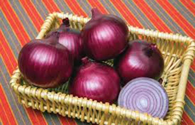 পেঁয়াজ কাটলে চোখ দিয়ে পানি পড়ে কেন: পেঁয়াজ কেটেছেন কিন্তু চোখে পানি আসেনি এমনও কাউকে খুঁজে পাওয়া বেশ দুরূহ। পেঁয়াজের ভলাটাইল কম্পাউন্ড যা এলিসিন নামে পরিচিত, এটি পেঁয়াজের ঝাঁঝের জন্য দায়ী। আর কাটার সময় এটি চোখে লাগে বলেই চোখ জ্বালাপোড়া করে এবং পানি পড়ে।