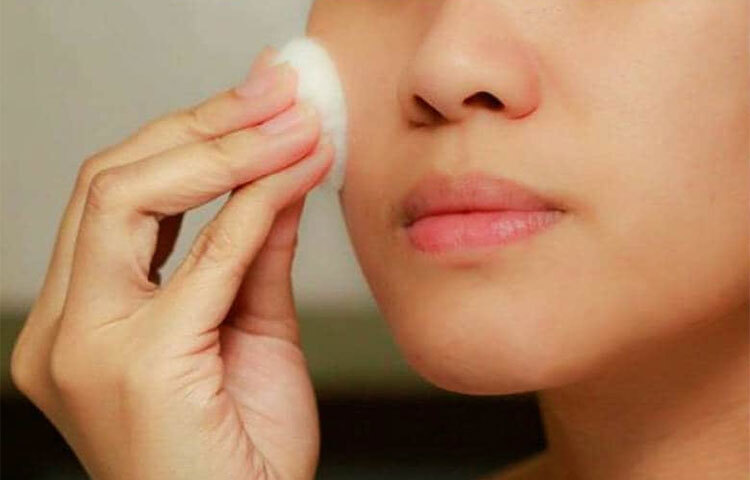 ত্বকের যত্ন: যাদের চায়ের নেশা আছে, তারা দিনে একবার পেঁয়াজের খোসা মিশিয়ে চা পান করতে পারেন। তাহলে চায়ের নেশা কেটে যাবে। পেঁয়াজের খোসায় ভিটামিন ‘এ’ সহ আরও বেশ কিছু পুষ্টি উপাদান রয়েছে যা দৃষ্টিশক্তি বাড়াতে খুবই সহায়ক। এছাড়া নিয়মিত পেঁয়াজের খোসাযুক্ত চা খেলে ড্রাই স্কিনের সমস্যাও দূর হয়। কারণ এটি ত্বকের নতুন কোষ গঠনে সাহায্য করে। ছবি: সংগৃহীত