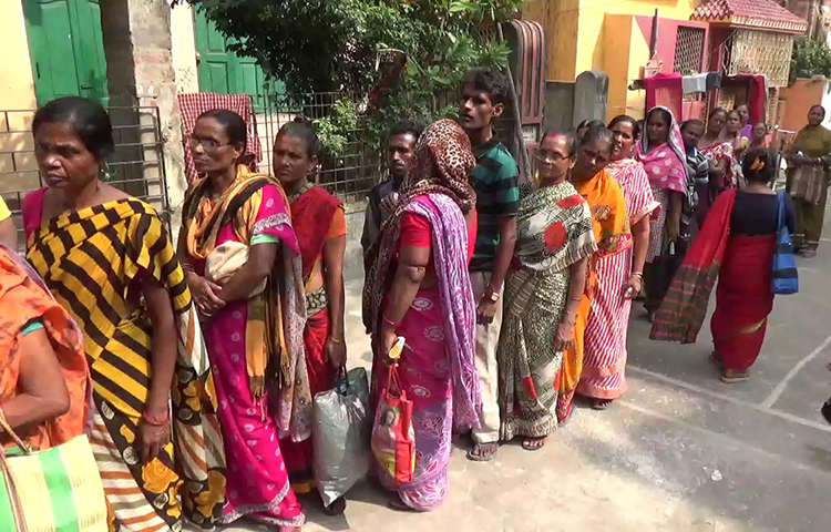 দুর্গাপুজোর অবশিষ্ট টাকা দিয়ে এলাকার মানুষদের হাতে ১কিলো করে পেঁয়াজ তুলে দিল ক্লাব সংগঠন।