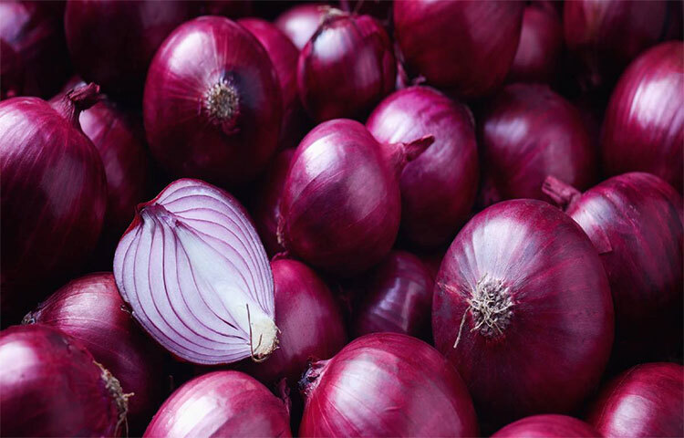 রোগপ্রতিরোধ ক্ষমতা বৃদ্ধি: ঋতু পরিবর্তনের সময় প্রায়শই আমরা কাশি, সর্দি এবং জ্বরের কবলে পড়ি। এই সমস্ত কিছু মোকাবেলায় পেঁয়াজের খোসা খুব কার্যকরী বলে প্রমাণিত হয়। পেঁয়াজের খোসায় প্রচুর পরিমাণে ভিটামিন সি পাওয়া যায়। যা রোগ প্রতিরোধ ক্ষমতা শক্তিশালী করে এবং ভাইরাসজনিত রোগ এড়াতে সাহায্য করে। শুধু তাই নয়, পেঁয়াজের খোসা মেশানো চা খেলে গলা ব্যথার সমস্যাও দূর হয়। ছবি: সংগৃহীত