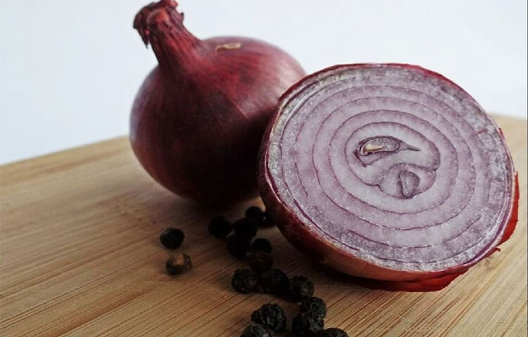 পেঁয়াজ দীর্ঘদিন ভাল রাখার কৌশল: মূলত তাপমাত্রা, আর্দ্রতা এবং বায়ু চলাচলের তারতাম্য হলে পেঁয়াজে পচন ধরে। এজন্যই ঠান্ডা জায়গায় পেঁয়াজ রাখতে হবে। অনেকেই ফ্রিজে পেঁয়াজ রাখেন। সবচেয়ে ভালো হয় যদি বায়ুরোধী পাত্র বা ব্যাগে সিল করে রাখা যায়। এতে পেঁয়াজ ইথিলিন নিঃসরণ করতে পারে না। ফলে পচে যাওয়ার সম্ভাবনা কমে। এছাড়া দীর্ঘদিন পেঁয়াজকে ভালো রাখতে চাইলে ঠান্ডা এবং শুকনো জায়গায় রাখতে হবে। নিশ্চিত করতে হবে যাতে সেই জায়গায় বেশি আর্দ্রতা না থাকে। ছবি: সংগৃহীত