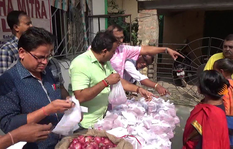 পেঁয়াজ বিলি অনুষ্ঠানের পোশাকি নাম দেয়া হল ‘সকলের জন্য পেঁয়াজ’।