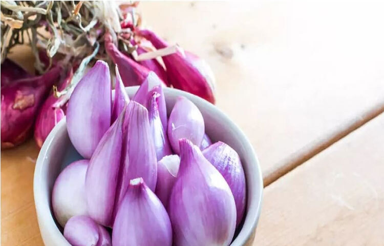 পেঁয়াজের খাদ্যগুণ: পেঁয়াজের খাদ্যগুণ জানলে অবাক হতে হয়। এটা সালফার, ভিটামিন সি, ফোলেট, ভিটামিন বি-৬ এবং পটাসিয়ামে ভরপুর। কাঁচা পেঁয়াজ রোগ প্রতিরোধ ক্ষমতা বাড়ায়। শুধু তাই নয়, এটা ক্যানসার প্রতিরোধেও সাহায্য করে। এতে থাকা ভিটামিন সি এবং ক্যালসিয়াম মুখের স্বাস্থ্যর জন্য ভালো। শুধু তাই নয়, গবেষণায় দেখা গিয়েছে, প্রতিদিন পেঁয়াজ খেলে রক্তচাপ নিয়ন্ত্রণে থাকে। হজমশক্তি বাড়ে। ছবি: সংগৃহীত