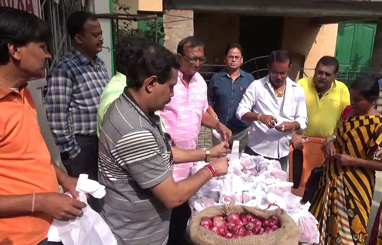 ক্লাবের কর্তাদের দাবি, পেঁয়াজের দাম এখন সেঞ্চুরি পার করেছে, এমন অবস্থায় তারা সিদ্ধান্ত নিয়েছেন বিজয়া সম্মিলনীর উদ্বৃত্ত টাকা দিয়ে এলাকার দুঃস্থ মানুষদের হাতে ১ কেজি করে পেঁয়াজ তুলে দেবেন।