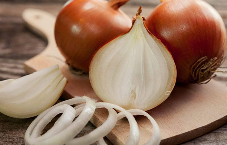 পেশীর সমস্যা দূর হবে: যদি কেউ পায়ে ব্যথার সমস্যায় এবং পেশীতে খিঁচুনির কারণে ভুগতে থাকেন তাহলে তা থেকে মুক্তি পেতে পেঁয়াজের খোসা থেকে তৈরি চা খেতে পারেন। এর জন্য ১ গ্লাস পানিতে পেঁয়াজের খোসা রেখে ১৫ মিনিট ফুটিয়ে নিয়ে তা পরিশ্রুত করতে হবে। আপনি চাইলে পেঁয়াজের খোসা থেকে তৈরি চায়ের স্বাদ বাড়াতে একটু মধুও যোগ করতে পারেন। প্রতিদিন রাতে ঘুমাতে হওয়ার আগে পেঁয়াজের খোসা দিয়ে তৈরি চা খেলে পায়ে ব্যথা ও খিঁচুনি সমস্যা থেকে মুক্তি পাওয়া যায়। ছবি: সংগৃহীত