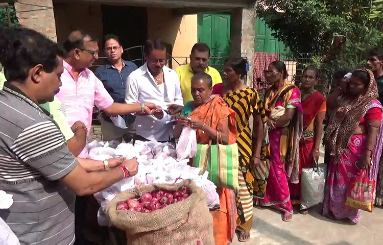 সেই সিদ্ধান্ত মতোই দুর্গাপুজোর অবশিষ্ট টাকা দিয়ে মঙ্গলবার শতাধিক এলাকার মানুষদের হাতে ১ কিলো করে পেঁয়াজ তুলে দিল ক্লাব সংগঠন।