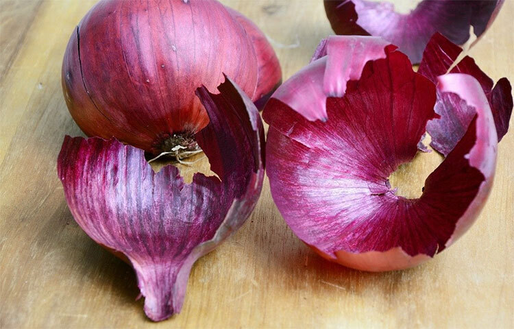 চুলকানি থেকে মুক্তি: পেঁয়াজের খোসায় অ্যান্টি-ফাঙ্গাল বৈশিষ্ট্য রয়েছে, যা অ্যাথলিটস ফুট নামক চুলকানি ত্বকের মতো রোগ থেকে মুক্তি পেতে উপকারী প্রমাণিত হয়েছে। এই সুবিধা পাওয়ার জন্য পানিতে পেঁয়াজের খোসা রেখে ভালো করে ফুটিয়ে নিন এবং যখন পানি আর বাকি থাকবে তখন এটি ঠান্ডা করে বোতলে ভরে নিন। এবার এই পানি প্রতিদিন ত্বকে লাগান, এতে আক্রান্ত স্থানে চুলকানির সমস্যা থেকে মুক্তি মিলবে। ছবি: সংগৃহীত