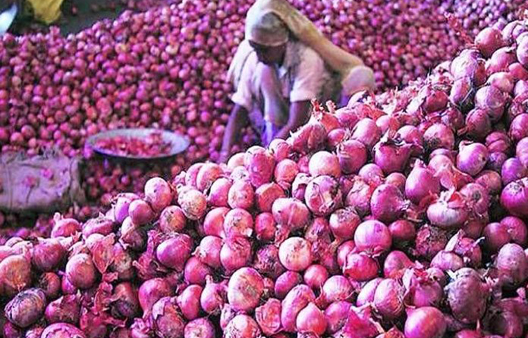 আঁচিল দূর করে: গোল করে পেঁয়াজ কেটে আঁচিলের উপর রেখে একটা কাপড় দিয়ে বেঁধে দিন। যাতে সেটি পরে না যায়। প্রতিদিন রাতে শুতে যাওয়ার আগে এমনটা করলে অল্প দিনেই দেখবেন আঁচিল খসে পরে গেছে।