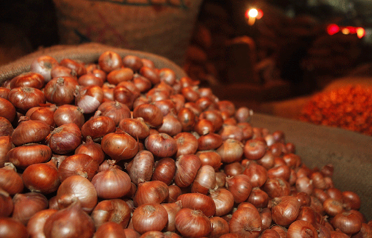 রান্নায় পেঁয়াজ কী স্বাদ যোগ করে: পেঁয়াজ যেহেতু সালফার উপাদান থাকে তাই এটি রান্নায় এক ধরণের ঝাঁজালো স্বাদ যোগ করে। তবে নিজস্ব স্বাদ যোগ করার ছাড়াও রান্নায় পেঁয়াজের সব চেয়ে বড় কাজ হচ্ছে, রান্নার অন্যান্য উপকরণের স্বাদ অনেক বেশি বাড়িয়ে দেয়।