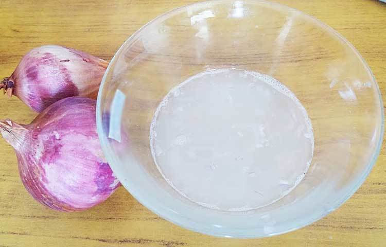 পেঁয়াজের রস: দুটো মাঝারি মাপের পেঁয়াজ ভালো করে বেটে এক মগ পানিতে (অন্তত ৩০০-৩৫০ মিলিলিটার পানিতে) মিশিয়ে নিন। মাথায় এই পেঁয়াজের রস ভালো করে মাখিয়ে মিনিট পনেরো মালিশ করুন। এরপর ৫ মিনিট রেখে গমর পানি দিয়ে মাথা ধুয়ে ফেলুন। এভাবে সপ্তাহে দু-তিনবার পেঁয়াজের রস মাথায় মাখলে খুসকির সমস্যা থেকে দ্রুত রেহাই পাবেন।