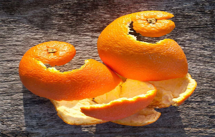 ট্যানিং দূর করে: কমলার খোসা ট্যানিং দূর করতে সাহায্য করে। কমলা লেবু খেয়ে খোসা ফেলবেন না। খোসাগুলো রোদে শুকিয়ে, গুঁড়ো করে মধুর সঙ্গে মিশিয়ে মুখে লাগান। দশ মিনিট পর মুখ ধুয়ে ফেলুন। দেখবেন, মুখের কালচে ছোপ কেটে গিয়েছে। ছবি: সংগৃহীত