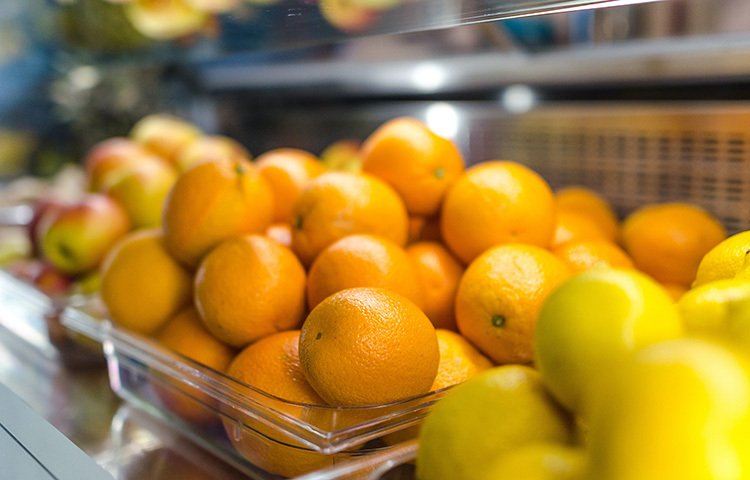 কোভিডের এই সময়ে ইমিউনিটির জন্য অনেক কিছুই খাওয়ার কথা জানা যাচ্ছে। কিন্তু কমলালেবুও ইউমিনিটি বাড়াবার অন্যতম হাতিয়ার। পুষ্টি বিশেষজ্ঞেরা এখন এই বিষয়টার উপর জোর দিচ্ছেন। ছবি: সংগৃহীত