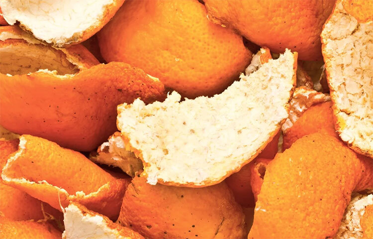 ব্ল্যাকহেডস দূর করে: কমলার খোসার গুঁড়া দইয়ের সঙ্গে মিশিয়ে মুখে লাগালে ব্ল্যাকহেডস দূর হয়। নাক হোক বা মুখের যে কোনও জায়গায় ব্ল্যাকহেডসের সমস্যা থাকলে এই ফেসপ্যাকটি খুব উপকারী হবে। মুখে দশ মিনিট রেখে পানি দিয়ে ধুয়ে ফেলুন। কয়েক মিনিটেই ভ্যানিস হবে কালো কালো দাগ। ছবি: সংগৃহীত