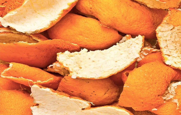 ব্ল্যাকহেডস দূর করে: কমলার খোসার গুঁড়ো দইয়ের সঙ্গে মিশিয়ে মুখে লাগালে ব্ল্যাকহেডস দূর হয়। নাক হোক বা মুখের যে কোনো জায়গায় ব্ল্যাকহেডসের সমস্যা থাকলে এই ফেসপ্যাকটি খুব উপকারী হবে। মুখে দশ মিনিট রেখে পানি দিয়ে ধুয়ে ফেলুন। কয়েক মিনিটেই দূর হবে কালো কালো দাগ। ছবি: সংগৃহীত