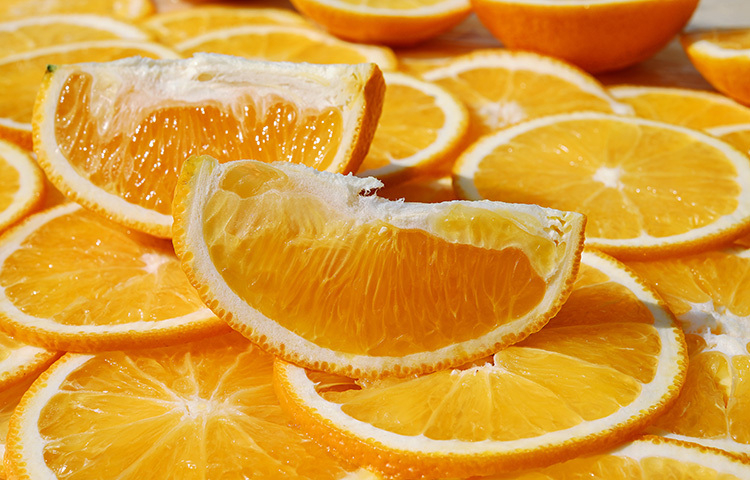 ওজন নিয়ন্ত্রণ রাখতে বা কমাতে কমলালেবুর কোনো বিকল্প নেই। নিউ জেনারেশন ওয়েটলসের ব্যাপারে খুবই স্পর্শকাতর। তারা অনেক কিছুই তাদের খাদ্য তালিকায় রাখেন। শীতজুড়ে অনায়াসে তারা তাদের মেনুতে কমলালেবু রাখতে পারেন। ছবি: সংগৃহীত