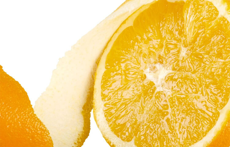 ব্রণ দূর করে: অল্প গোলাপজলে কমলার খোসার গুঁড়ো মিশিয়ে মুখে লাগালে ব্রণের সমস্যা দূর হয়। ছবি: সংগৃহীত