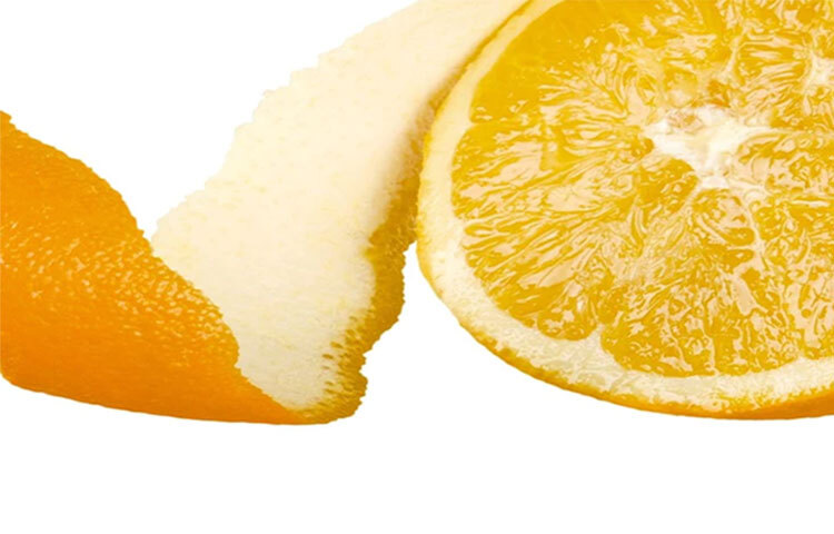 ব্রণ দূর করে: অল্প গোলাপজলে কমলার খোসার গুঁড়ো মিশিয়ে মুখে লাগালে ব্রণের সমস্যা দূর হয়। ছবি: সংগৃহীত