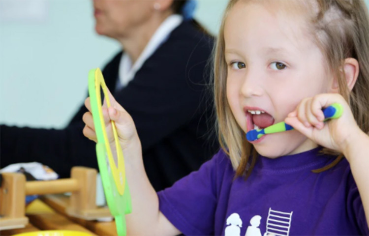 অটিস্টিকরা রেস্ট্রিকটেড ইন্টারেস্ট ও রেস্ট্রিকটেড বিহেভিয়ারের কারণে নিজেদের খেয়াল রাখতে পারে না। বিশেষজ্ঞের সাহায্য নিয়ে সেল্ফ হেল্প বা সেলফ কেয়ার রুটিন তৈরি করুন ওদের। যাতে ধীরে ধীরে নিজেদের কাজ করার অভ্যাস তৈরি হয়। ছবি: সংগৃহীত