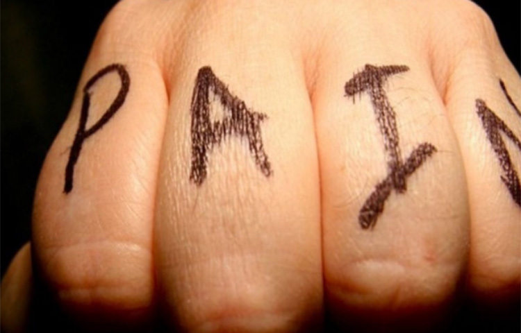 অটিস্টিক শিশুদের মধ্যে তাপ, ব্যথা এগুলোর অনুভূতি কম থাকে। ফলে ওরে অনেক সময় আসন্ন বিপদ আঁচ করতে পারে না। সাধারণত আমাদের এটা সন্তানদের শেখাতে হয় না। কিন্তু অটিস্টিকদের এটা যত্ন করে শেখাতে হয়। ওদের বিপদ সম্পর্কে ওয়ারিবহাল করাতে হবে। ছবি: সংগৃহীত