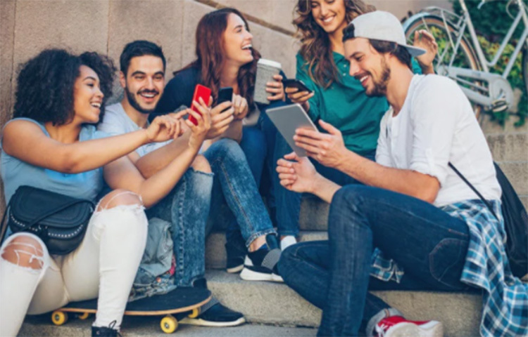 সন্তান বয়ঃসন্ধিতে পৌঁছলে সতর্ক থাকুন। ওরা সোশ্যাল কিউ বুঝতে না পারার কারণে কিছু ব্যবহারিক ত্রুটি আসে ওদের আচরণে। যার ফলে ওদের আচরণ অসামাজিক মনে হয়। রাগ না করে ওদের বোঝান। নিজেদের গ্রহণযোগ্য করে তুলতে সাহায্য করুন। প্রশিক্ষণ ও পদ্ধতির মাধ্যমে আচরণগুলো শিখতে সাহায্য করুন। ছবি: সংগৃহীত