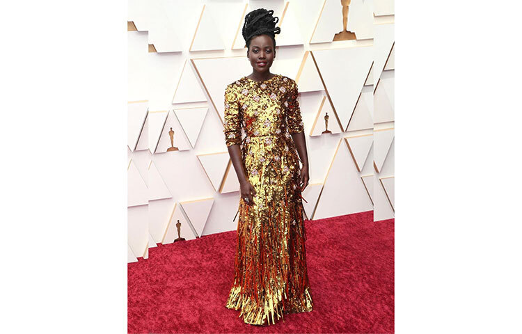 সোনালি প্রাডা ড্রেস পরেছেন লুপিটা নিঙ্গো। ছবি: সংগৃহীত