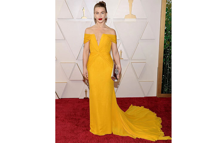 হলুদ পামেলা রোল্যান্ড গাউন পরেছেন জুলিয়েন হাগ। ছবি: সংগৃহীত