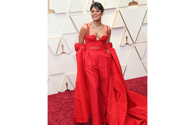 ভ্যালেন্তিনো এনসেম্বলের লাল ড্রেস পরেছেন আরিয়ানা ডি বোস। ছবি: সংগৃহীত