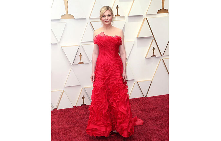 জেনিফার গার্নার সেজেছেন ব্রান্ডন ম্যাক্সওয়েল ড্রেসে। পরেছেন লাল গাউন। ছবি: সংগৃহীত