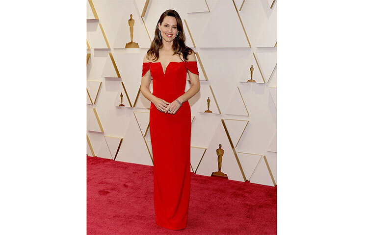 ক্রিস্টেন ডানসট ক্রিস্টিয়ান ল্যাকরোইক্সের তৈরি রাফলড ড্রেস পরেছেন। ছবি: সংগৃহীত