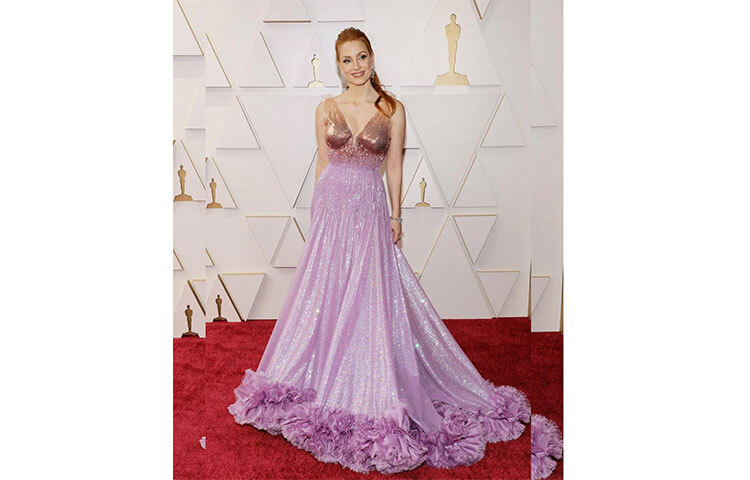 গুচির স্পার্কি গাউন পরেছেন জেসিকা চ্যাস্টন। ছবি: সংগৃহীত