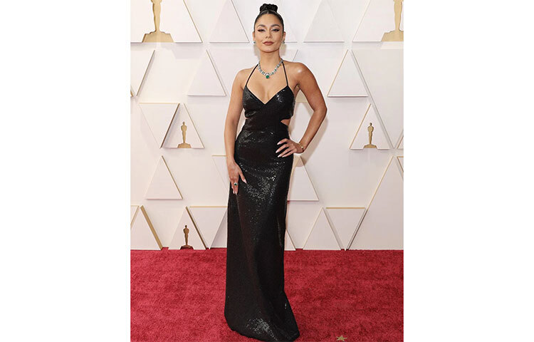 মাইকেল করসের শিমারি আকর্ষণীয় গাউন পরেছেন ভেনেসা হাডজেন। ছবি: সংগৃহীত