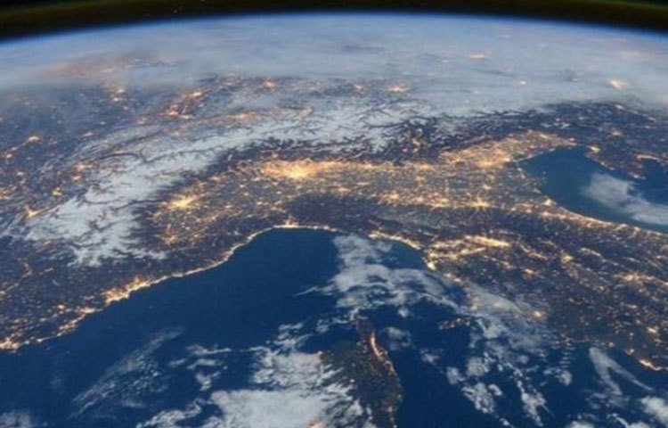 ওজোন স্তরের সেই বিরাট ক্ষত নিজে থেকেই সেরে উঠছে বলে জানিয়েছে জাতিসংঘ। ২০১১ সালের মার্চ মাসেও ওজোন স্তরে এরকমই বিশাল ছিদ্র দেখা দিয়েছিল।