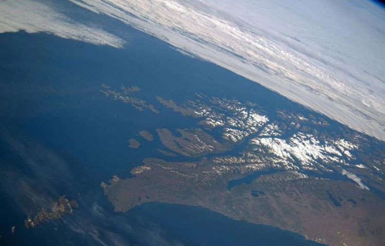 ওজোন স্তরের বেশ কিছু উপাদান ক্ষয় পেয়ে এই ছিদ্রের সৃষ্টি হয়েছিল বলে জানিয়েছেন বিজ্ঞানীরা। তবে ওজোন স্তর নিজে থেকেই সেই ক্ষত সারিয়ে ফেলেছে।