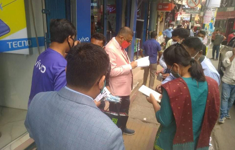 মাস্ক পরা নিশ্চিতে রাজধানীর বাড্ডা লিংক রোডে অভিযান। ছবি: জাগো নিউজ