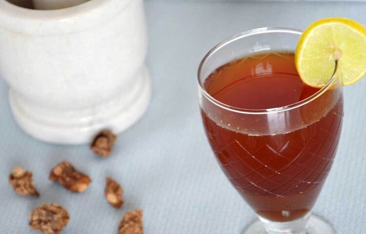 লেবুতে রয়েছে ভিটামিন সি। লেবুর রস যেরকম আপনাকে হাইড্রেটড রাখে, ঠিক সেরকমই মেটাবলিজমও বাড়ায়। আপনার ওজনকে নিয়ন্ত্রণে রাখতে সাহায্য করে লেবু।